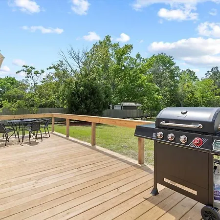 Spacious Home Near Beach, Large Yard, Game Room And Dog Friendly-2